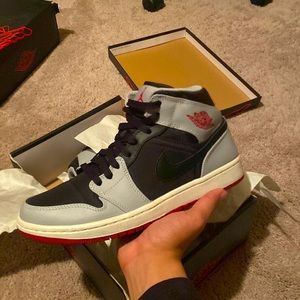 Jordan 1 mid